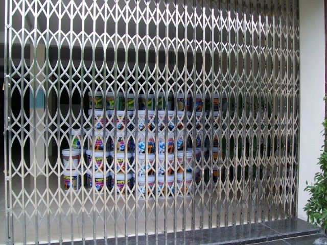 Nên chọn cửa cuốn hay cửa sắt kéo cho nhà của bạn Nên chọn cửa cuốn hay cửa sắt kéo cho nhà của bạn